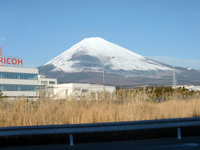 駒門PAから見た富士山。空気が澄んでいるだけあって姿がパッキリと見えた。思わず合掌してまった。正月から縁起が良さそうだ