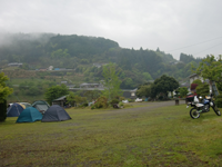 今回キャンプした渡瀬温泉近くの熊野瀬温泉キャンプ場。民家の庭先のようなキャンプ場だったが、この日も何組かがキャンプしていた
