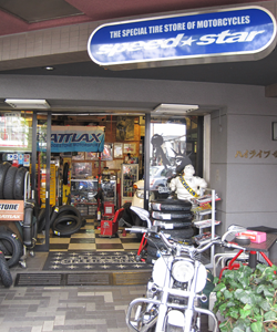 今回、そして以前からずっとタイヤでお世話になっている東京・世田谷の「speedstar」http://speedstar.jp/ さん。バイク雑誌のタイヤテストなどにも協力していることでお馴染みのプロショップで、優れた技術と高い知識、そしてフレンドリーな雰囲気で週末はいつもお客さんでいっぱい。リーズナブルな価格も嬉しい。原付からリッタークラスのスーパースポーツ、クルーザー、カスタムバイク、そして普通のタイヤ屋さんでは断られることが多いBMWまで幅広く“何でも来い！”なお店です。