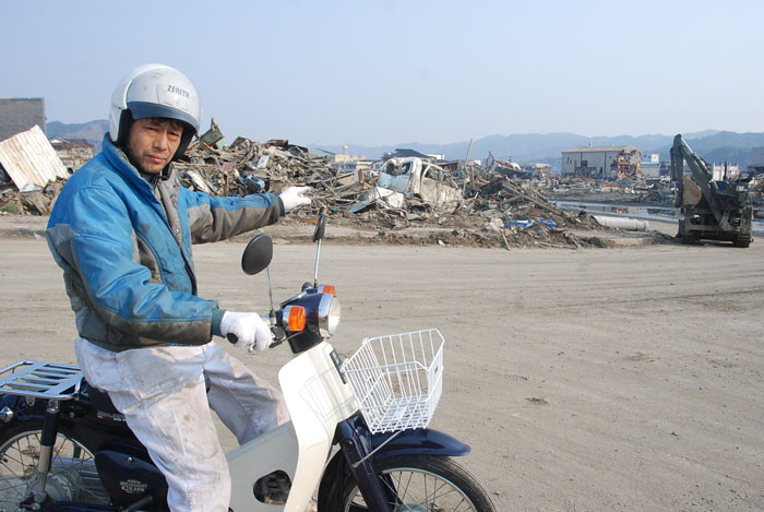 自衛隊が一気に道路を確保した。しかしガレキの撤去はこれからだ。橋本さんのバイクと気仙沼市内。