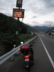 ④５時頃、笹子トンネル近辺だったと思います。日が完全に昇る前の気温22℃は、風を受けて走るバイクにとっては肌寒い。国道20号は思ったほどトラックが多くなく、この辺りも快調に駆け抜けていけました。