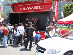 ドゥカティ・ブースでは６月４日発売となるDIAVELを中心に、日本でもコラボが始まったメルセデスベンツAMGも展示。ステージではビンゴ大会も行われる。ハーレー、そしてべスパなどの輸入スクーターも展示、触れることができた。