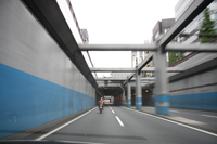 昭和通りのアンダーパスも快調に流れる。ちなみにココ、原付（50cc以下）は通行禁止。