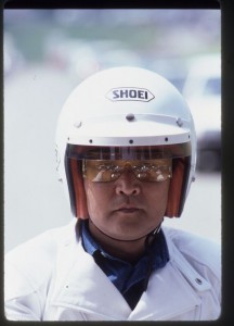 1976年（昭和51年）創刊した月刊『ミスター・バイク』の初代編集長である渡辺靖彰。“ボス”と呼ばれていた。モータージャーナリストでもあったし、『ザ･モーターウイークリー』というラジオ番組ではメイン・パーソナリティでもあった。2002年11月11日没。