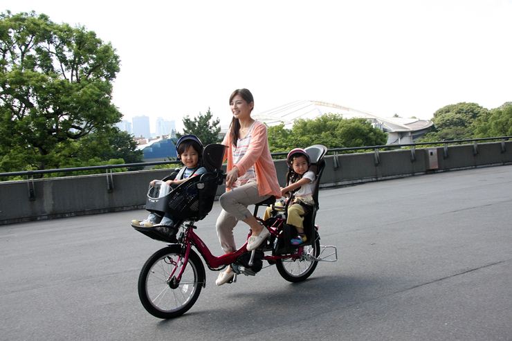 ヤマハの電動アシスト自転車PASの新世代“子育てモデル”をお披露目 