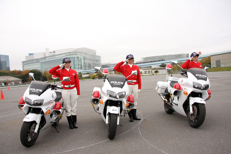 番組ナビゲーターの元GPライダー・中野真矢と共に、バイクの公道走行の基本を学ぶ。警視庁女性白バイ隊・クイーンスターズも協力