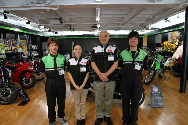 Kawasaki PLAZA大阪 はカワサキ車を知り尽くした工場長の石崎 篤さん（左）、サービスの鴨谷健二さんを加えた４名体制（皆さんカワサキの社員）でオープン。近畿外からのツーリング途中などでも立寄ってみたい空間だ。スタッフの皆さんの笑顔も印象的