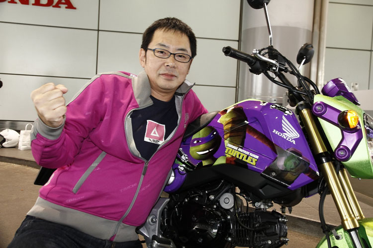 私の相棒は「G2オブ・ザ・イヤー2013-2014」という輝かしい栄冠に輝いているグロム。今年の東京オートサロンhttp://www.m-bike.sakura.ne.jp/?p=62646などに出展された「ミュータント・タートルズ」のキャラクター・カラーが施された１台。ドナテロ（Donny）をイメージした紫の３号車。公道を走ることもあり、ショー出展時はヘッドライト部に装着されていた“目隠し”は取り外されていました。この特別仕様車、走っているとかなり注目を浴びました