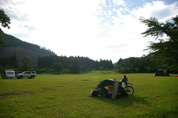 2010年7月に青森県でキャンプした時の様子。12時間かけて700キロ以上走ったのは、後にも先にもこの時だけだ
