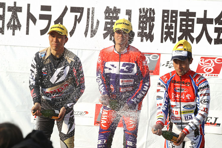 開幕表彰台。小川毅士選手は久々の3位表彰台