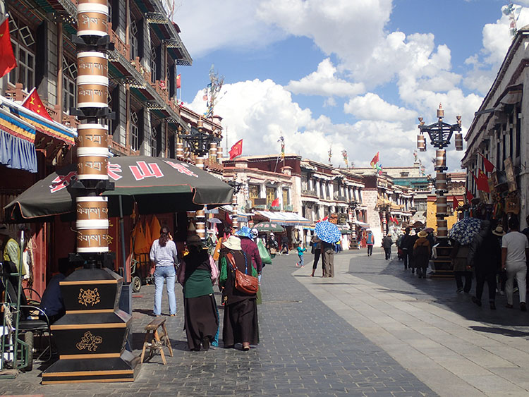 ラサ中心部はチベット風の建物が並ぶ。