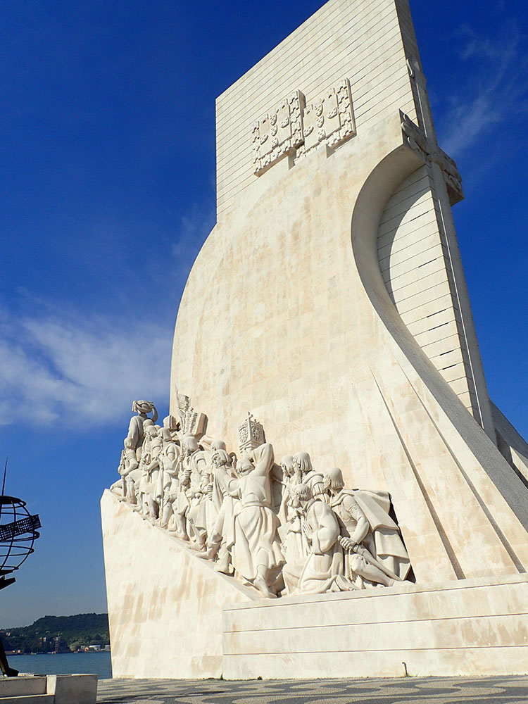 12大航海時代の偉人たちが刻まれたリスボンのモニュメント